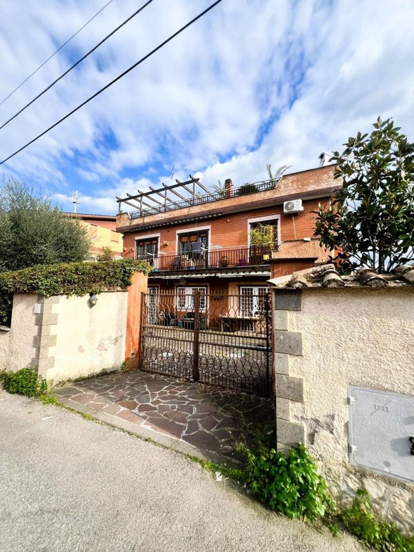 appartamento in vendita a Roma in zona Giardini di Corcolle