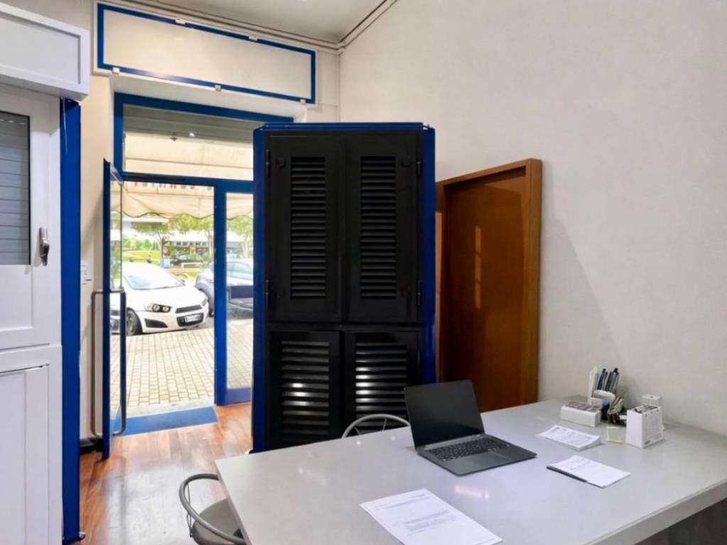 negozio in vendita a Roma in zona Cinecittà