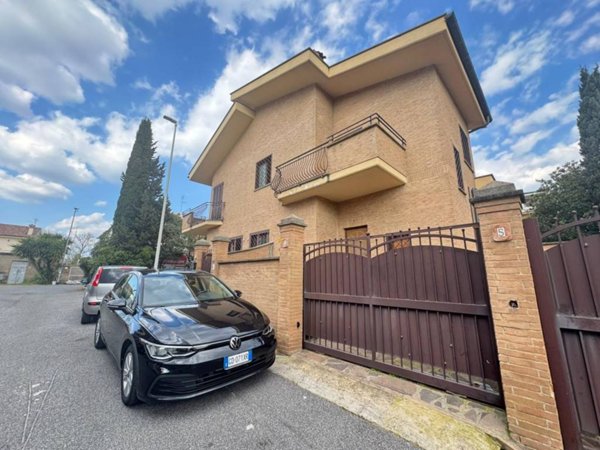 appartamento in vendita a Roma in zona Finocchio