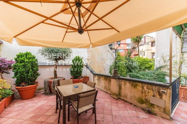 appartamento in vendita a Roma in zona Trevi-Colonna