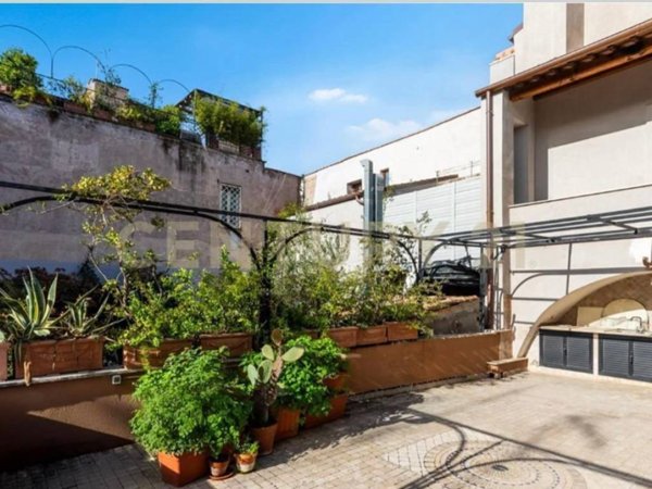 intera palazzina in vendita a Roma in zona Rione di Ponte