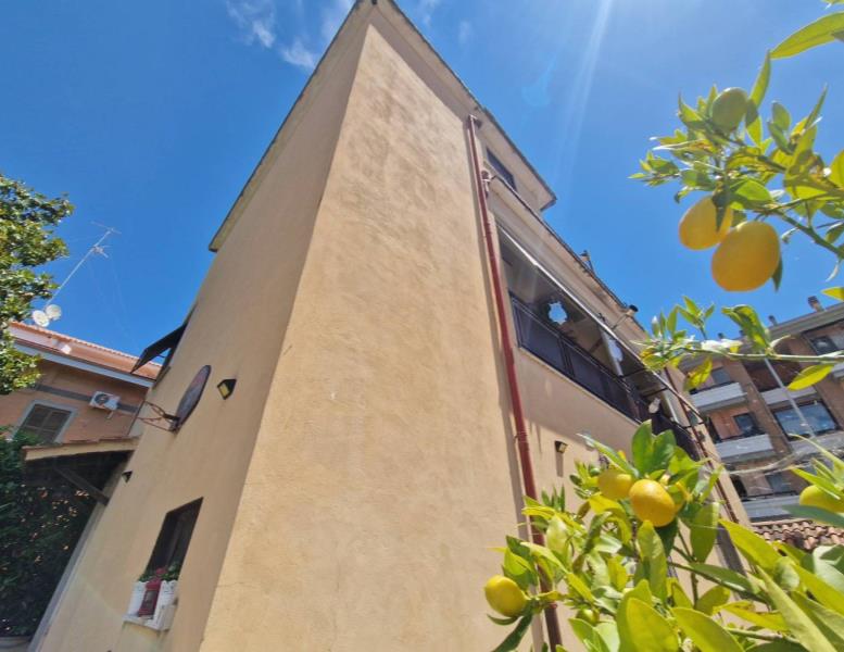 appartamento in vendita a Roma in zona Falcognana