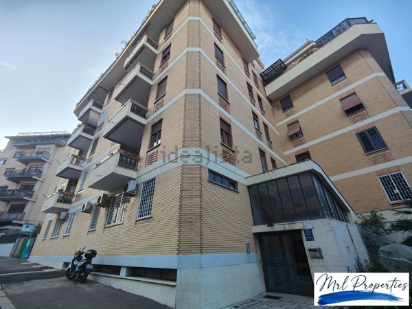 ufficio in vendita a Roma in zona Ardeatino
