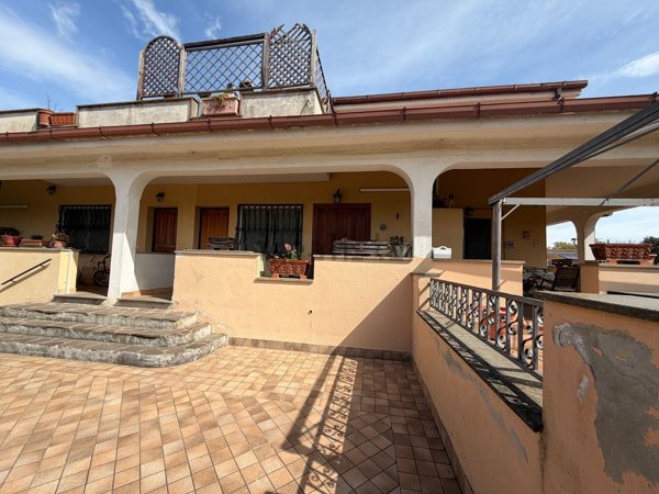 casa indipendente in vendita a Roma in zona Valle Santa