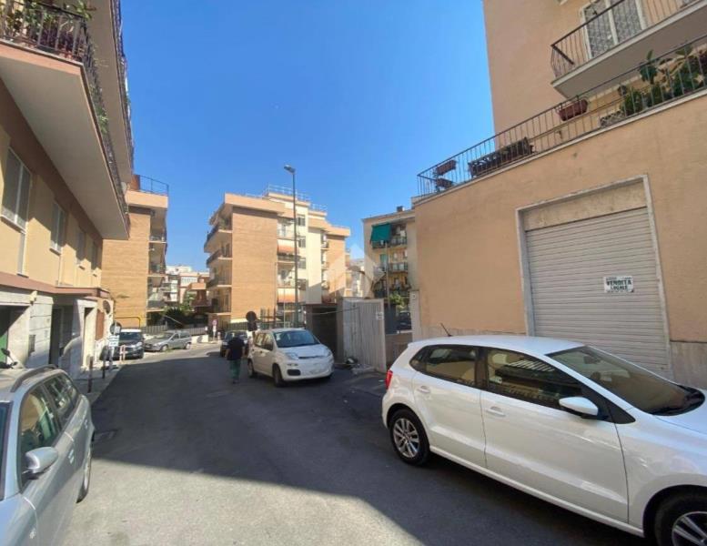 locale commerciale in vendita a Roma in zona Primavalle