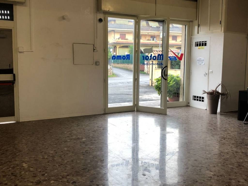 negozio in vendita a Roma in zona Ponte di Nona