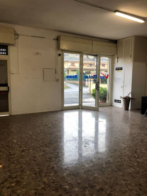 negozio in vendita a Roma in zona Ponte di Nona
