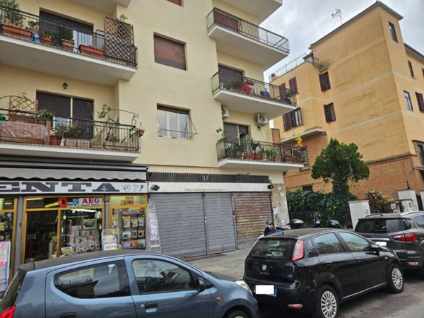 negozio in vendita a Roma in zona La Pisana