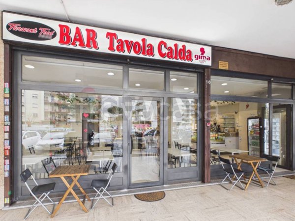 negozio in vendita a Roma in zona Torre Maura