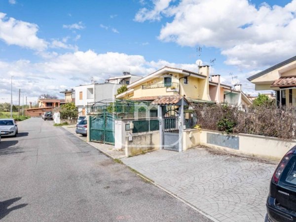 casa indipendente in vendita a Roma in zona Lunghezza