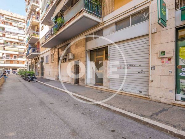 negozio in vendita a Roma in zona Tuscolano