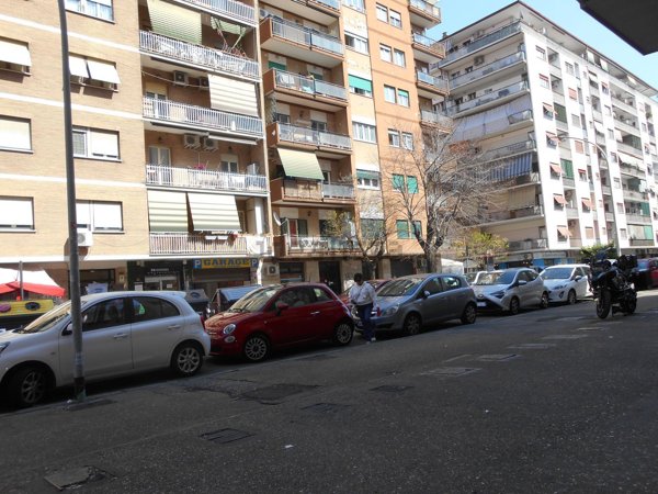 negozio in vendita a Roma in zona Don Bosco