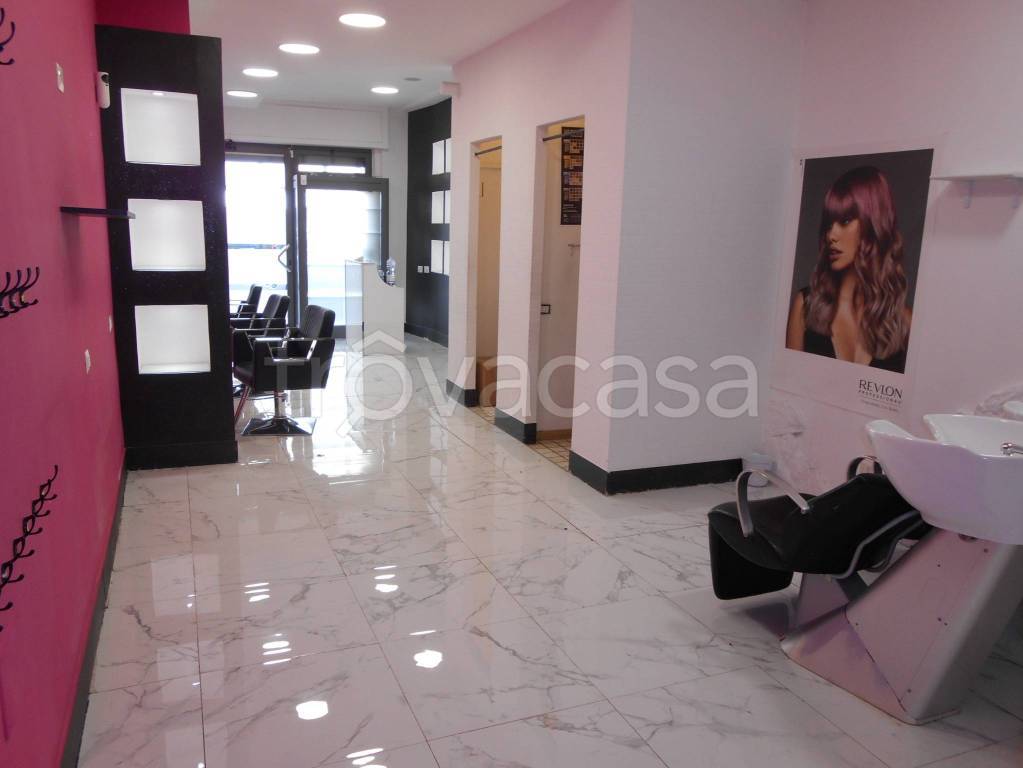 negozio in vendita a Roma in zona Cinecittà