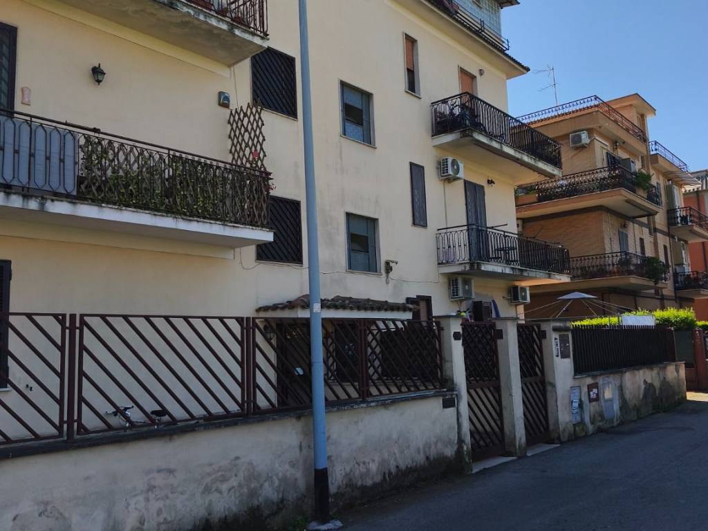 appartamento in vendita a Roma in zona Torre Angela
