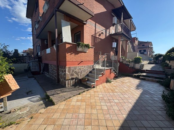 casa indipendente in vendita a Roma in zona Ostia Antica