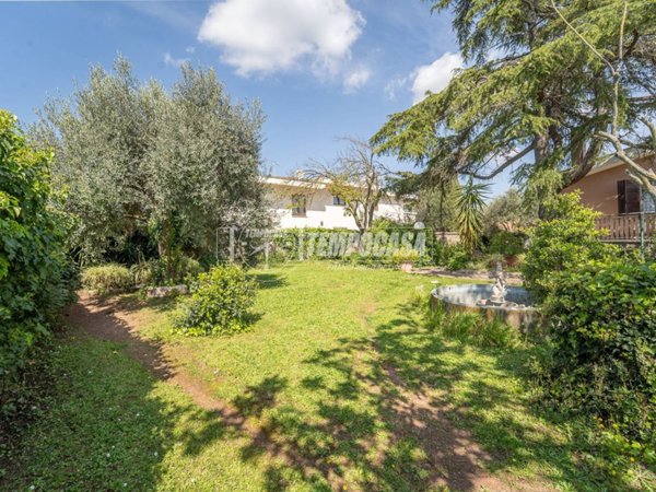 appartamento in vendita a Roma in zona Colle dei Pini