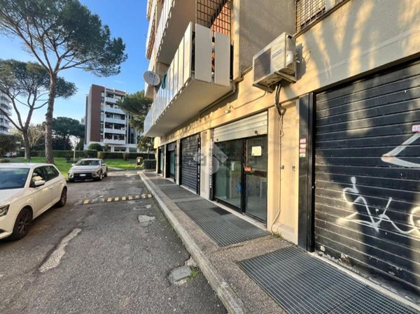 locale commerciale in vendita a Roma in zona Collatino