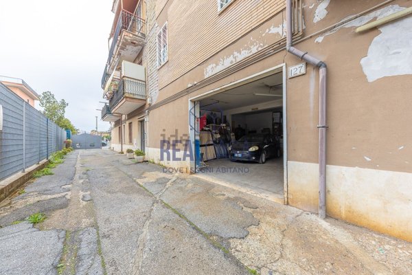 locale di sgombero in vendita a Roma in zona Romanina