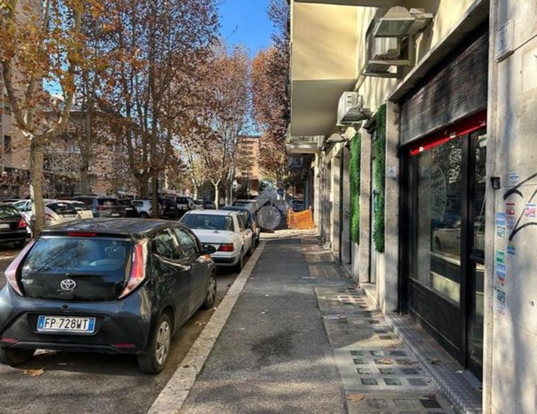 locale commerciale in vendita a Roma in zona Tuscolano