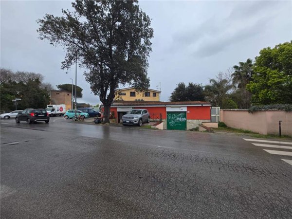 locale commerciale in vendita a Roma in zona Castel Porziano