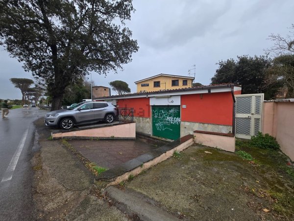 locale commerciale in vendita a Roma in zona Infernetto