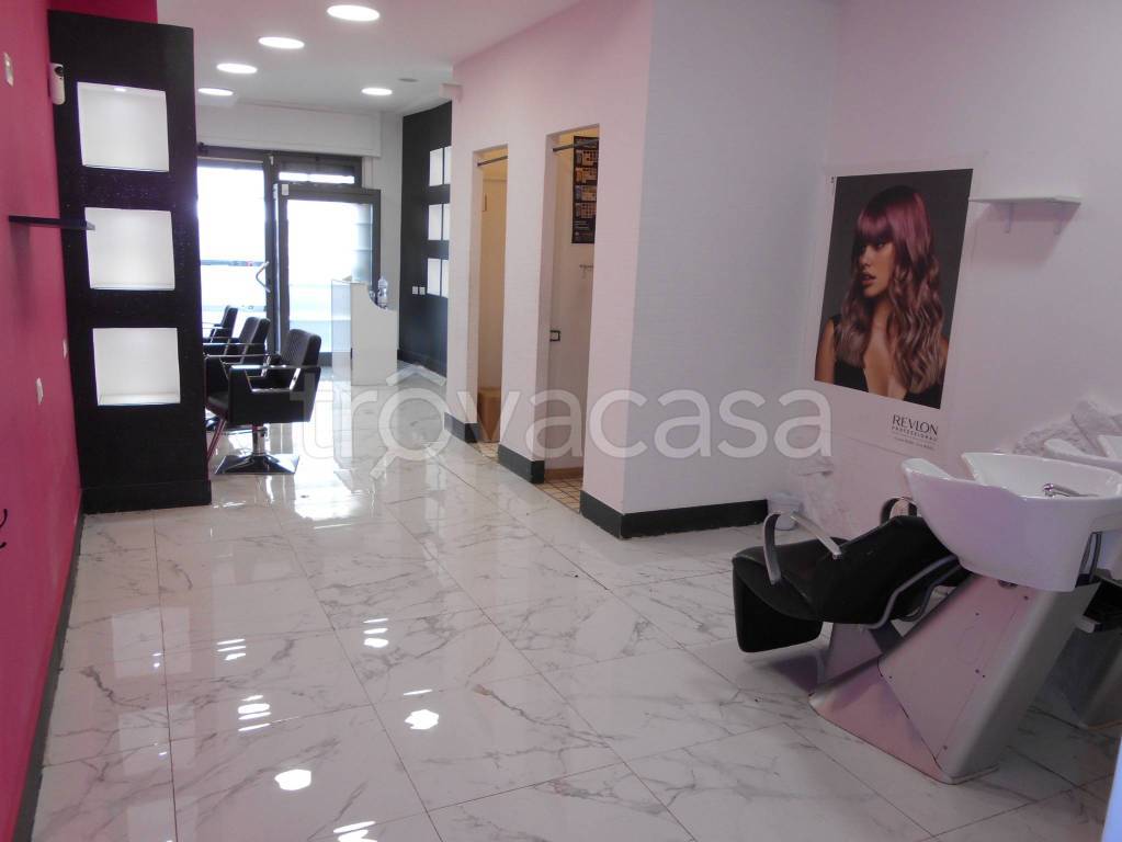 negozio in vendita a Roma in zona Cinecittà