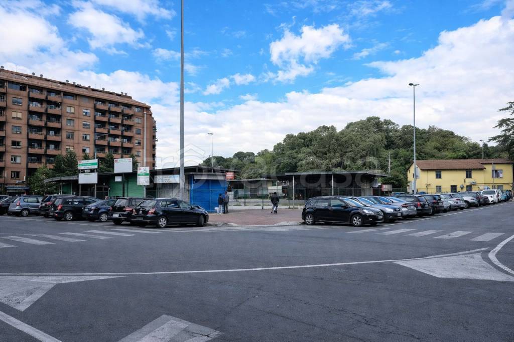 negozio in vendita a Roma in zona Tuscolano