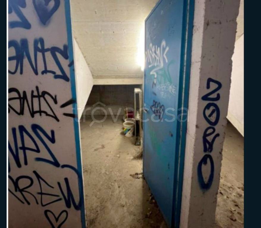 locale commerciale in vendita a Roma in zona Ardeatino