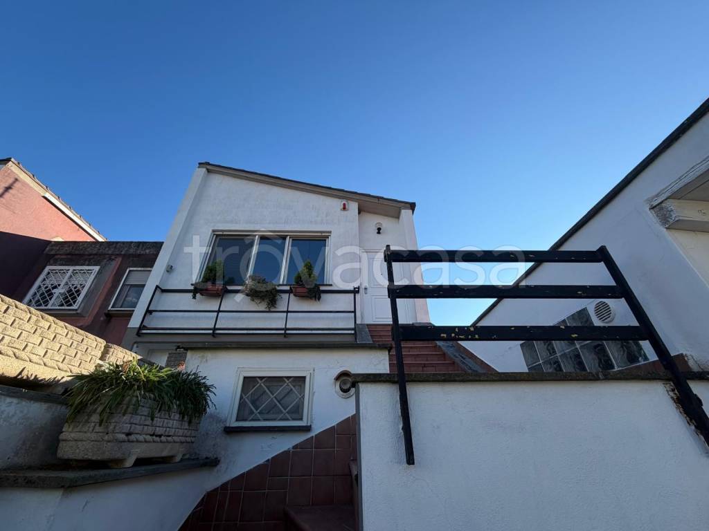 casa indipendente in vendita a Roma in zona Casal Palocco