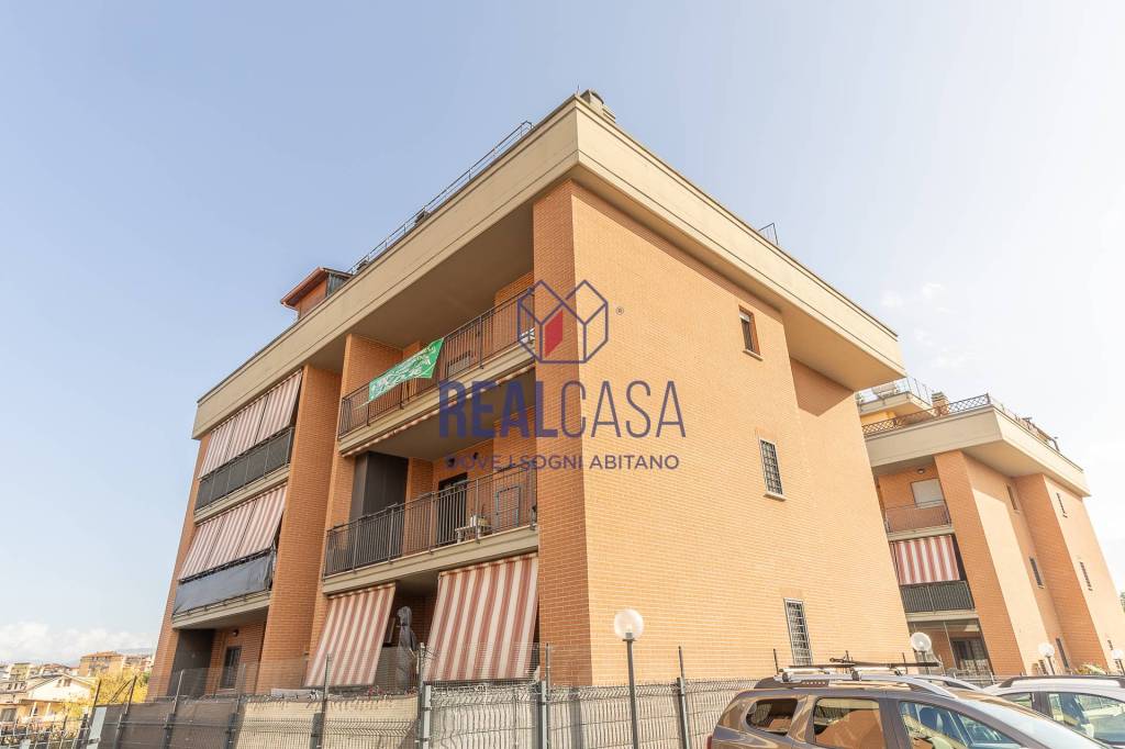 appartamento in vendita a Roma in zona Lunghezza