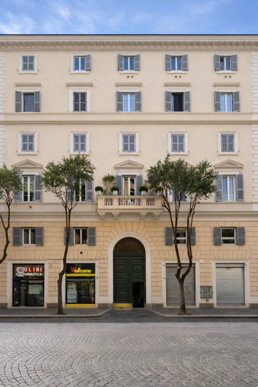 locale commerciale in vendita a Roma in zona Rione Prati