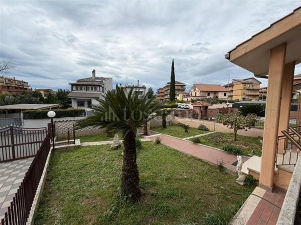casa indipendente in vendita a Roma in zona Selva Candida