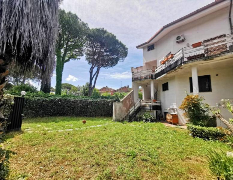 appartamento in vendita a Roma in zona Axa