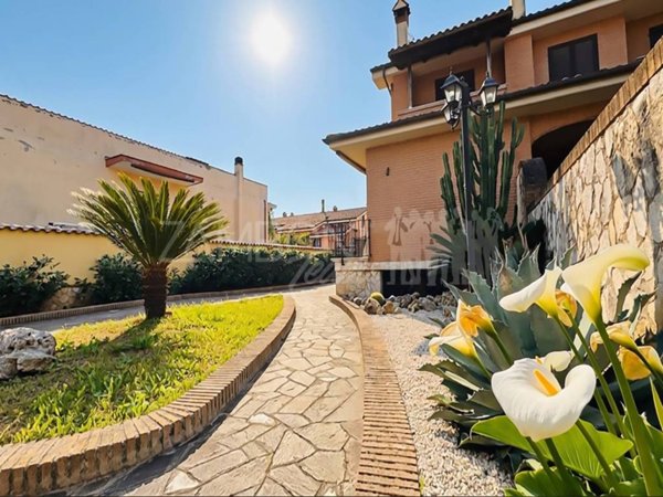 casa indipendente in vendita a Roma in zona Acilia
