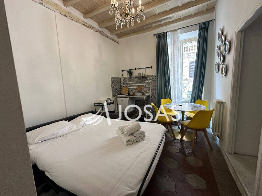 appartamento in vendita a Roma in zona Pigna - Sant'Angelo