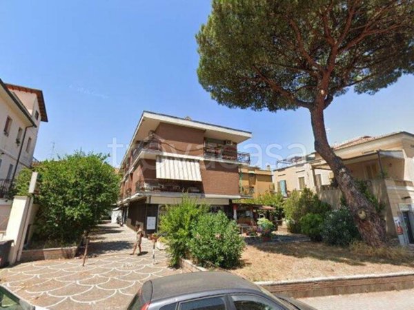 locale commerciale in vendita a Roma in zona Appio Pignatelli