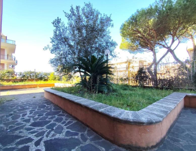 appartamento in vendita a Roma in zona Colle del Sole