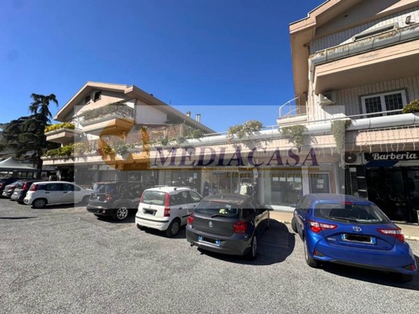 negozio in vendita a Roma in zona Tor di Quinto