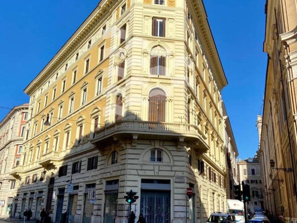 appartamento in vendita a Roma in zona Parione/Sant'Eustachio