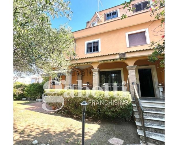 casa indipendente in vendita a Roma in zona Infernetto