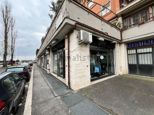 locale commerciale in vendita a Roma in zona San Basilio