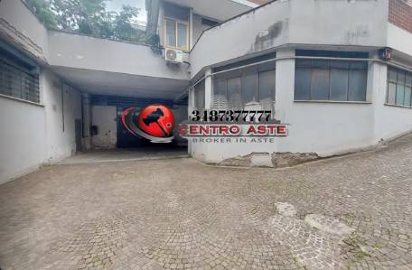 locale commerciale in vendita a Roma in zona Appio Pignatelli