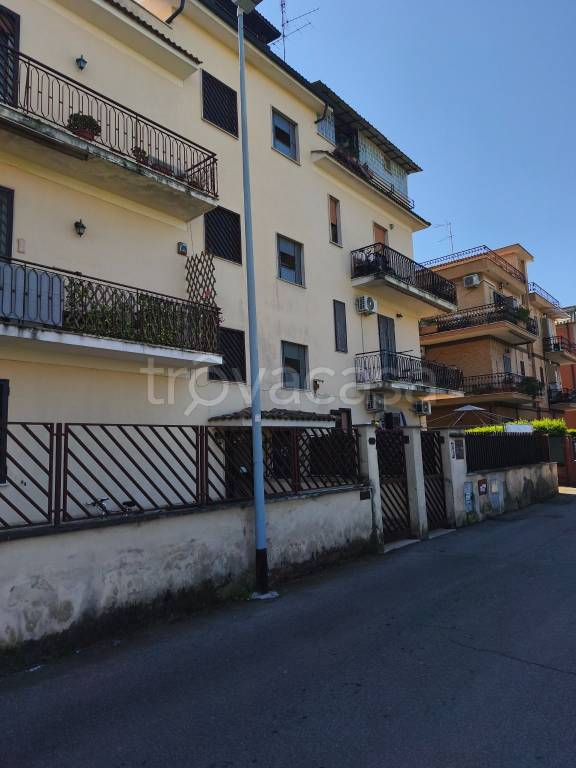 appartamento in vendita a Roma in zona Torre Angela