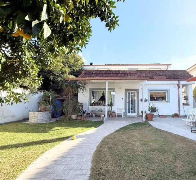 casa indipendente in vendita a Roma in zona Infernetto