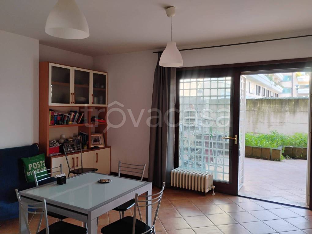 appartamento in vendita a Roma in zona Axa
