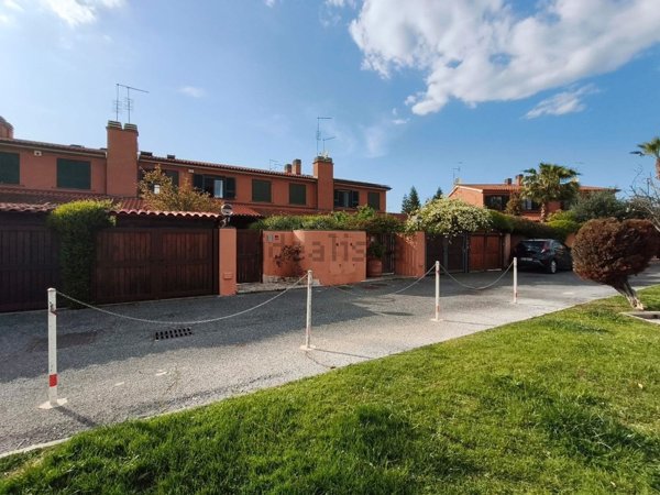 pentavano in vendita a Roma in zona Infernetto