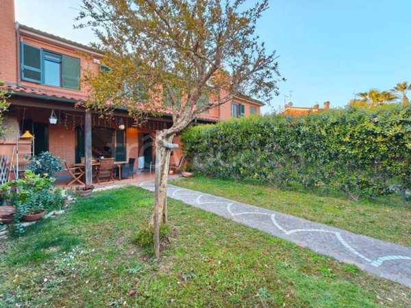 casa indipendente in vendita a Roma in zona Infernetto