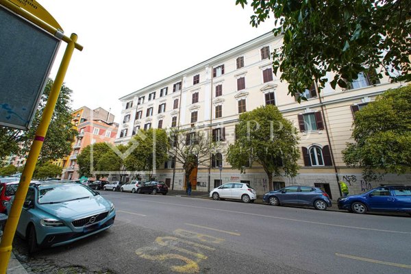 locale commerciale in vendita a Roma in zona Appio Latino