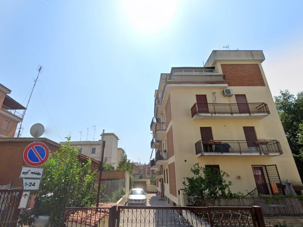 appartamento in vendita a Roma in zona Tomba di Nerone