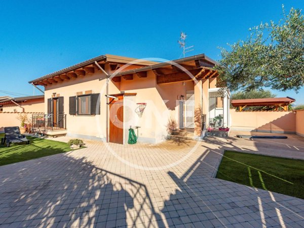 casa indipendente in vendita a Roma in zona Lunghezza